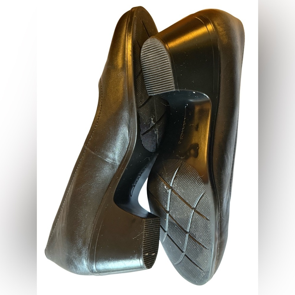 Size 11 Clarks Pumps in black leather with medium heel. Worn once. - Picture 3 of 7